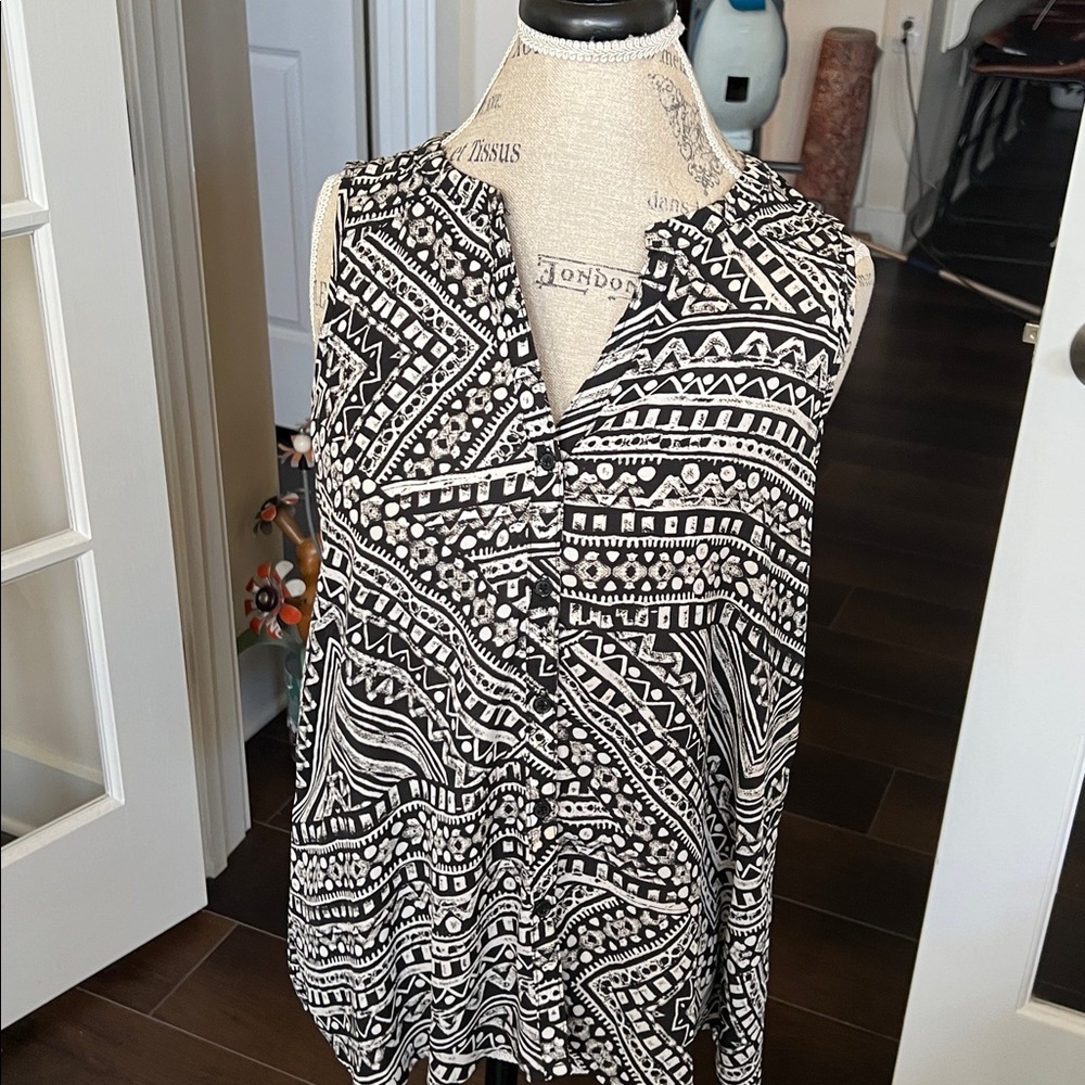 Spense Monochrome Geometric Design